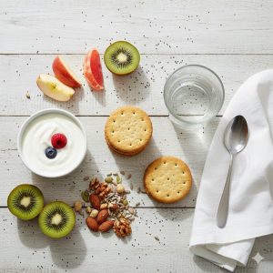 "Bữa ăn nhẹ với bánh ăn kiêng kết hợp nước, trái cây tươi và sữa chua không đường"