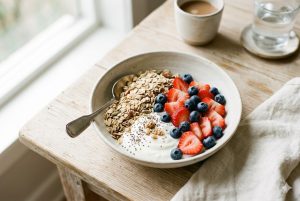 cách ăn muesli với sữa chua và trái cây tươi để giảm cân